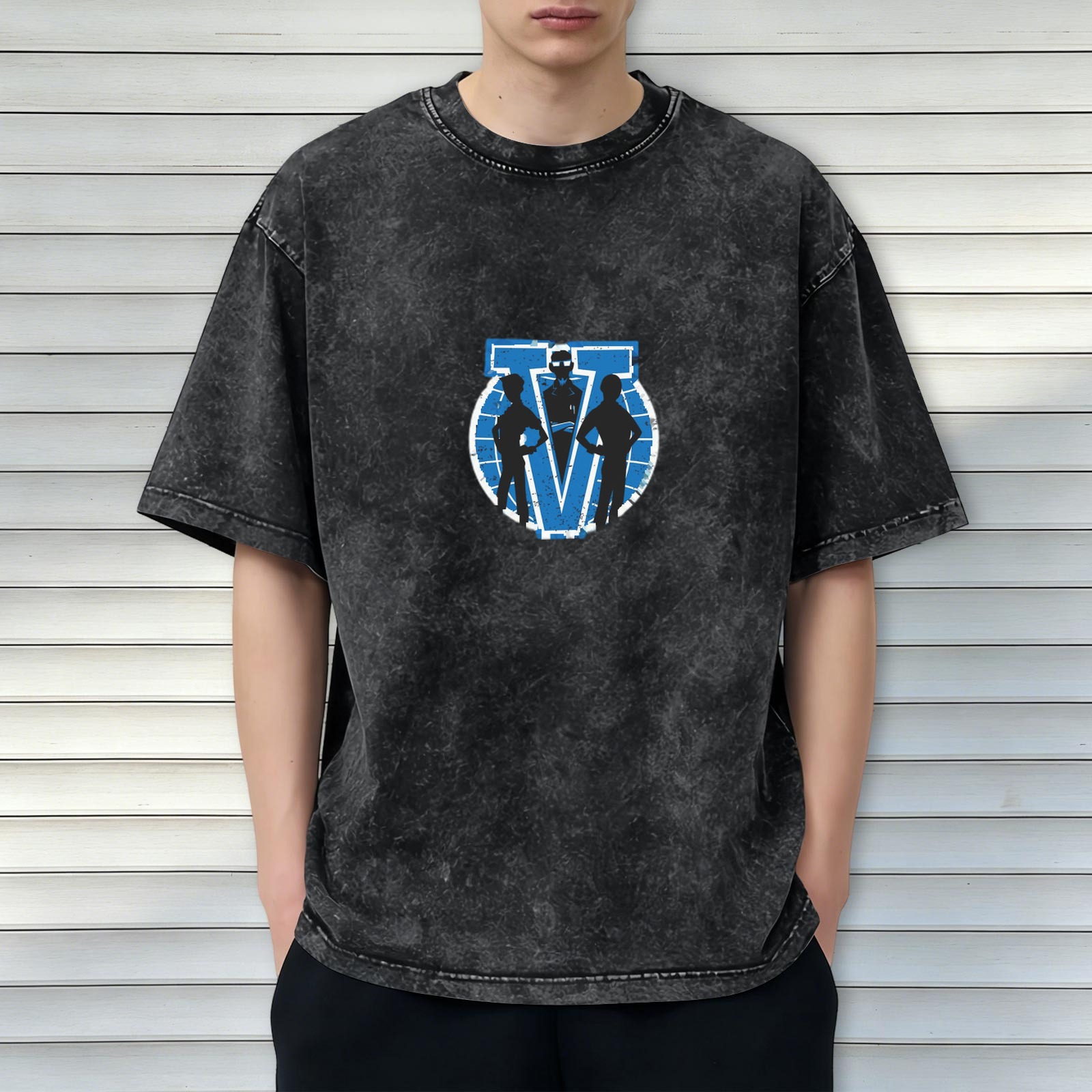 Distressed washed black loose short-sleeved T-shirt with blue V character silhouette pattern