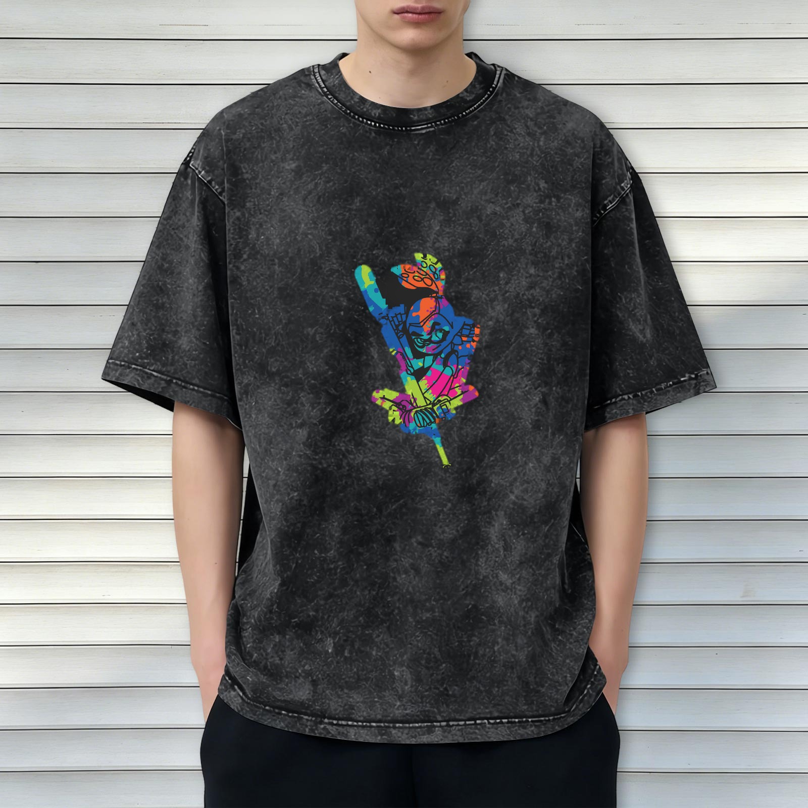 Distressed black loose short-sleeved T-shirt, cartoon graffiti style print, casual round neck top