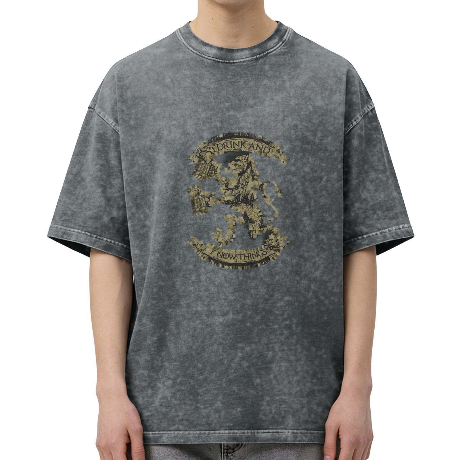 Distressed washed black round neck short-sleeved T-shirt, retro emblem lion print design, casual and loose style