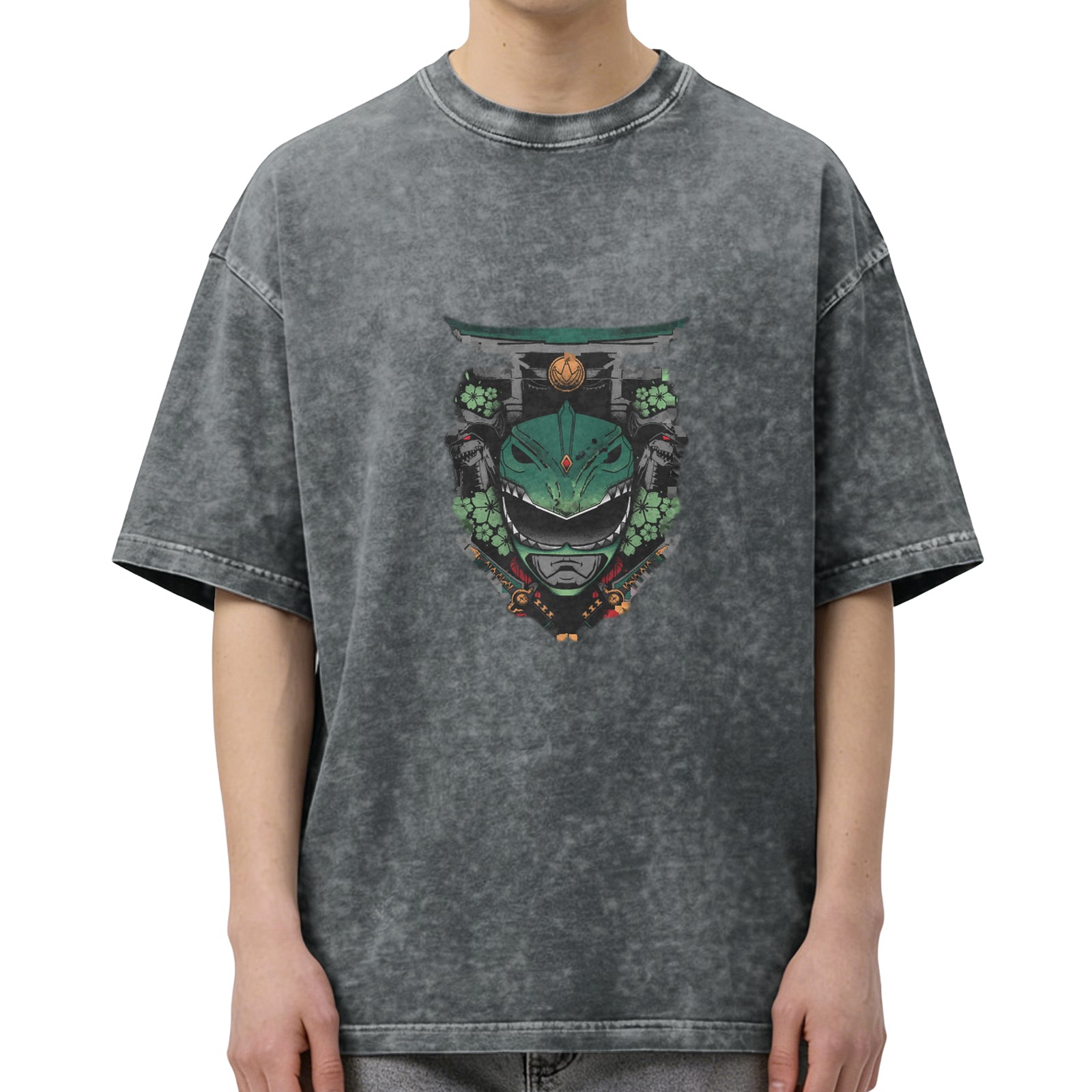 Distressed black loose short-sleeved T-shirt with Japanese torii gate and green warrior helmet pattern printed on the front
