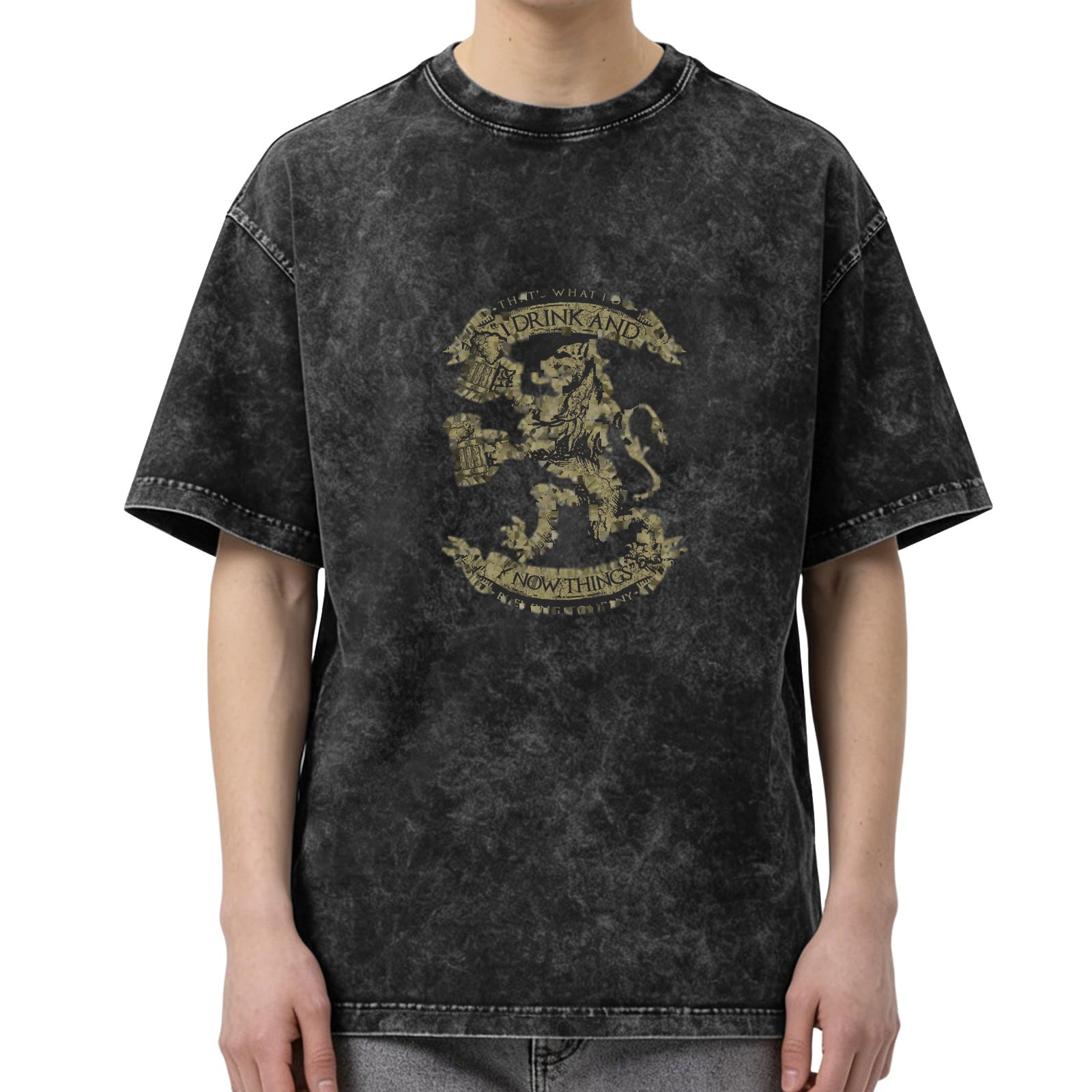 Distressed washed black round neck short-sleeved T-shirt, retro emblem lion print design, casual and loose style