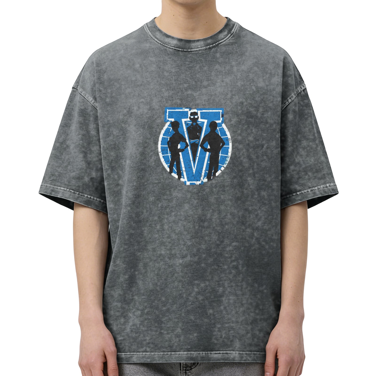 Distressed washed black loose short-sleeved T-shirt with blue V character silhouette pattern