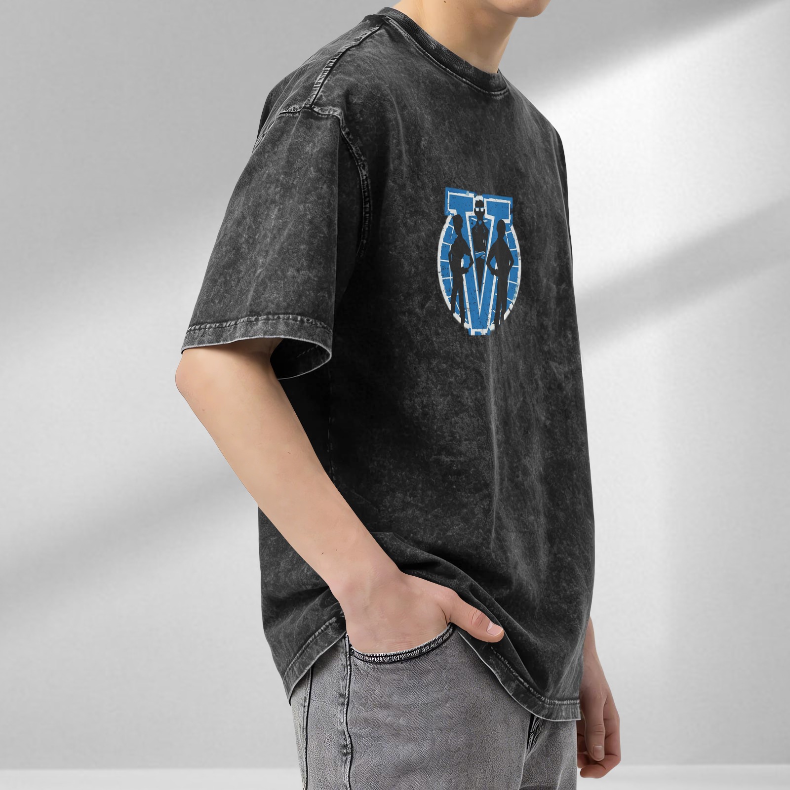 Distressed washed black loose short-sleeved T-shirt with blue V character silhouette pattern